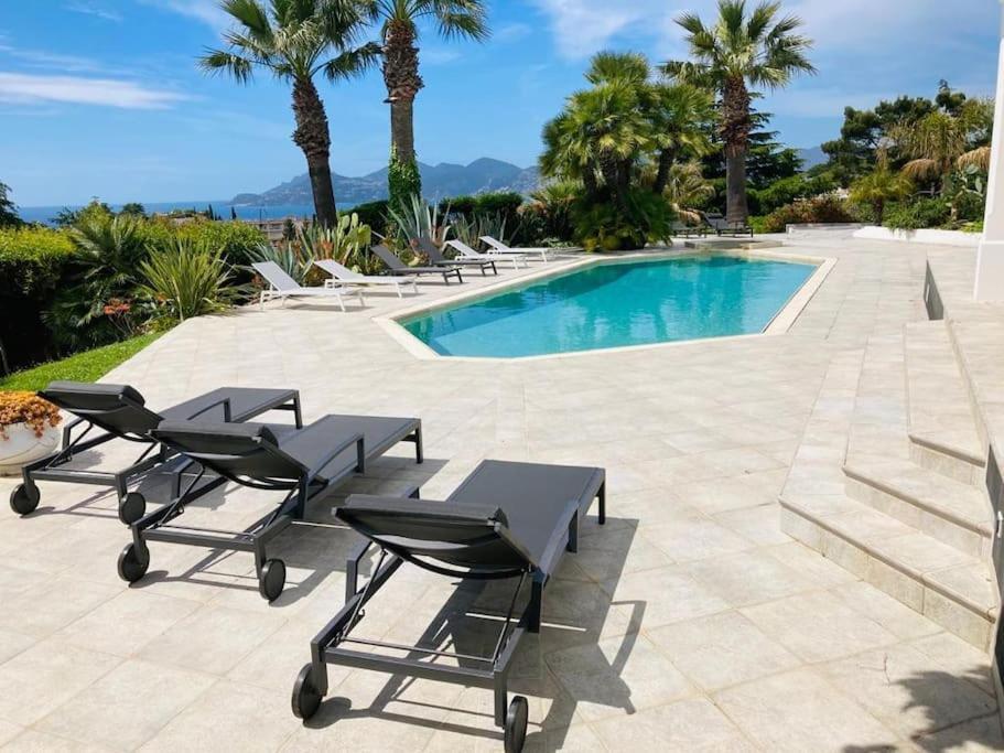Vue Avec Piscine Au Calme *
