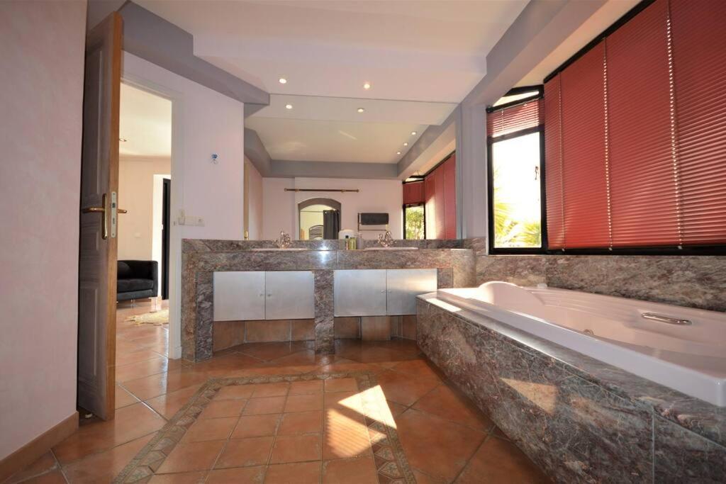 Villa Vue Avec Piscine Au Calme
