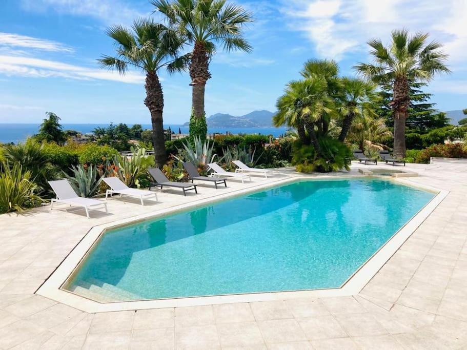 Vue Avec Piscine Au Calme * Cannes