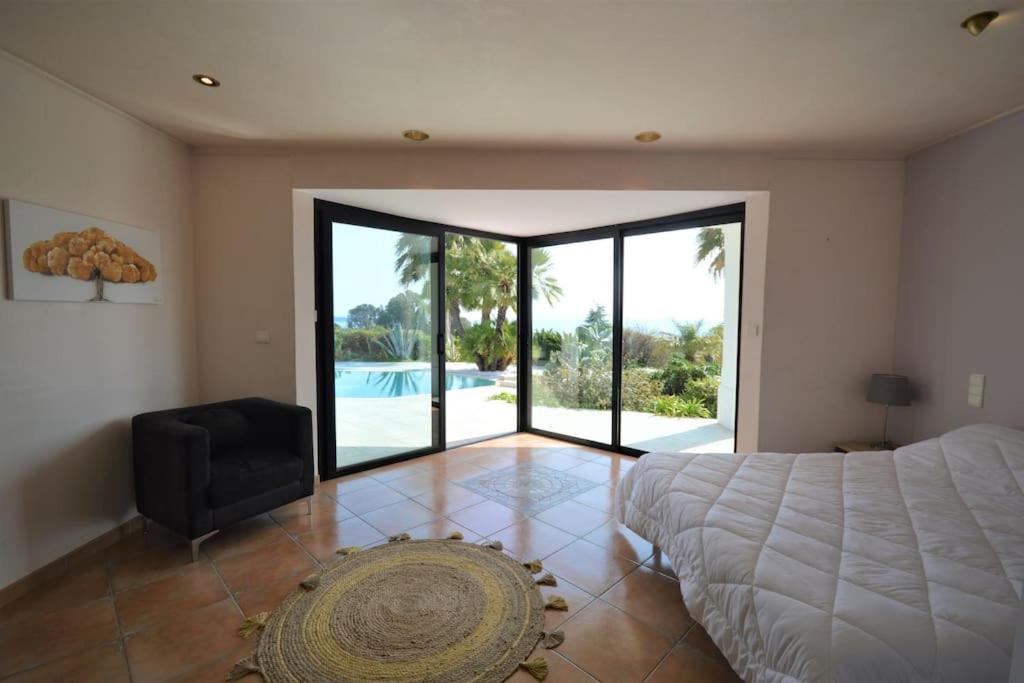 Vue Avec Piscine Au Calme Villa