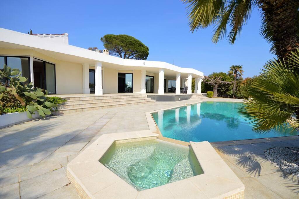 Vue Avec Piscine Au Calme *