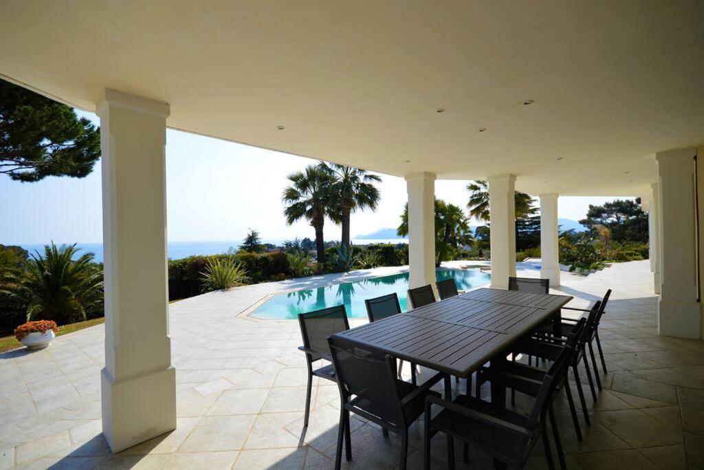 Vue Avec Piscine Au Calme Villa Cannes